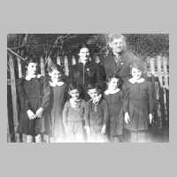 063-0016 Familie Gustav Schulz mit Ehefrau Helene und den Kindern Marianne, Charlotte, Heinz, Horst, Irmgard und Eva.jpg